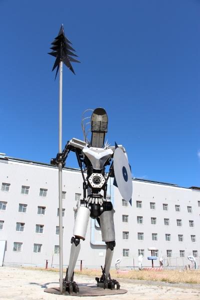 В Якутске осужденные изготовили скульптуру рыцаря-исполина высотой 2,5 метра