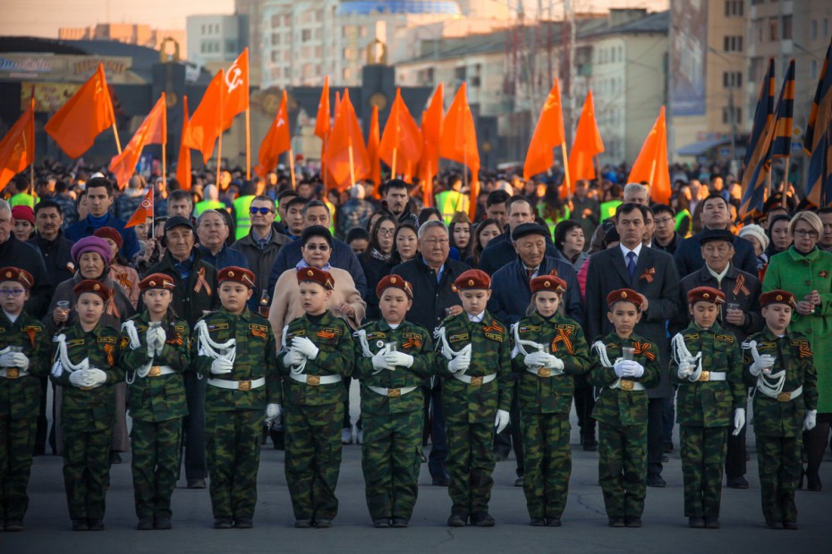Егор Борисов вместе с тысячами якутян зажег «Свечу памяти»