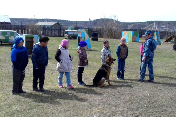 Школьники Табаги познакомились с собаками кинологического городка ИК-7