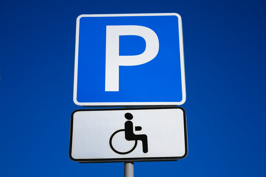 Прокуратура обязала мэрию Якутска установить на парковке таблички с надписью "Инвалид"