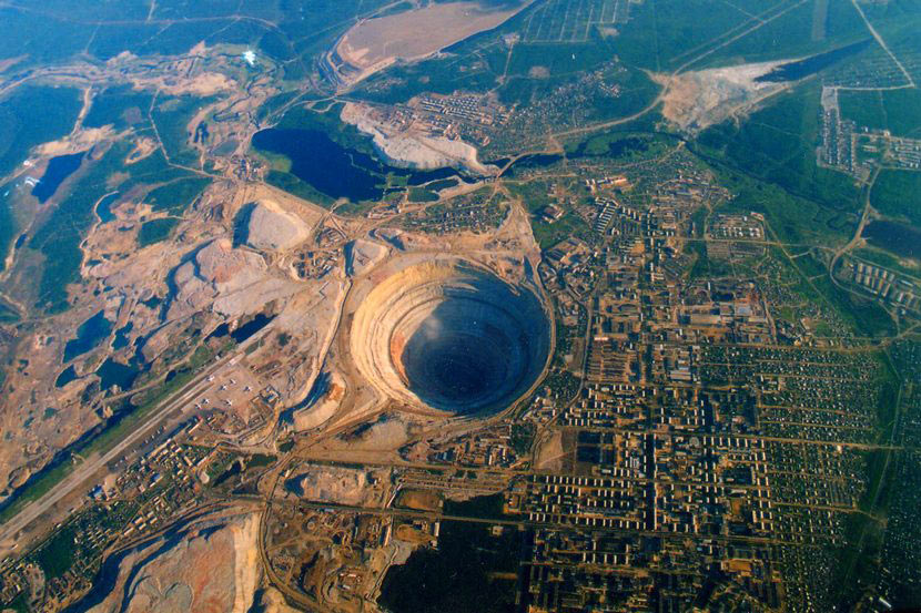 В руднике "Мир" в Якутии произошло обрушение горной породы
