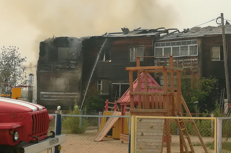В Якутске на улице Челюскина сгорел двухэтажный дом 