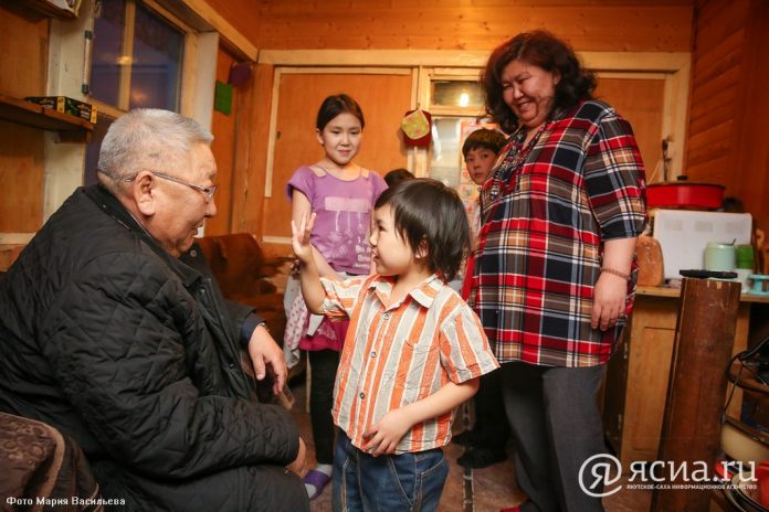 В Якутии матери, которые воспитывают 10 и более детей, получат новый региональный знак «Мать-героиня»