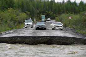На 764 км автотрассы «Колыма» в Томпонском районе Якутии размыло дорогу