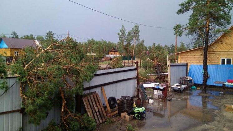 Сильный ураганный ветер прошел по поселку  Нижний Бестях Мегино-Кангаласского улуса Якутии