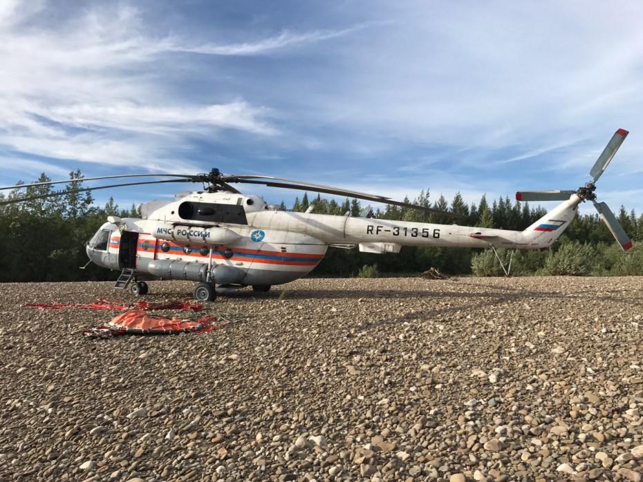 В Кобяйском районе Якутии вертолетом Ми-8 сброшено 12 тонн огнегасящей жидкости