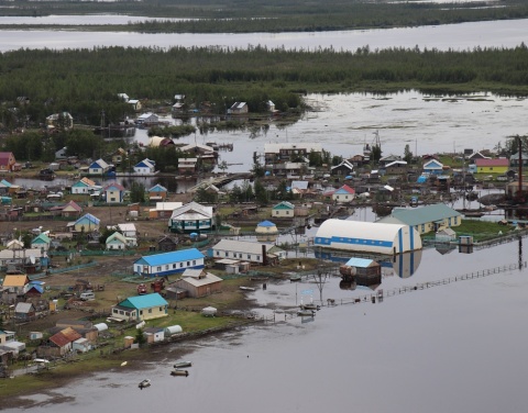 В Среднеколымском районе Якутии в результате паводка остаются подтопленными 64 дворовых территории
