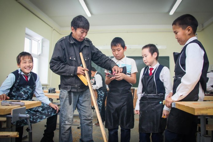 В Якутии в период летних каникул шесть тысяч школьников будут трудоустроены в сельской местности 