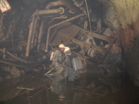 Поиски восьми горняков на руднике "Мир" продолжаются 