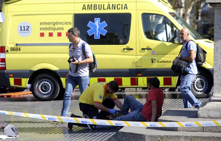 Каталонская полиция официально подтвердила данные об одном погибшем и 32 раненых в теракте в Барселоне