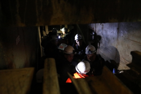 В поисково-спасательной операции на руднике "Мир" в Якутии задействованы 330 человек - ВИДЕО
