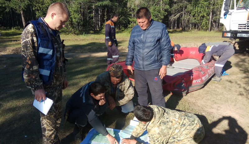 В Намском районе Якутии продолжают поиски одного пропавшего пассажира перевернувшейся лодки