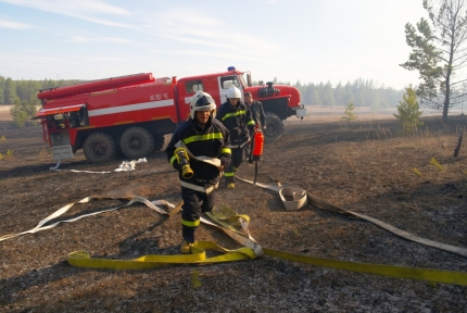 В Вилюйском районе Якутии самолет Бе-200 МЧС России сбросил 12 тонн воды 