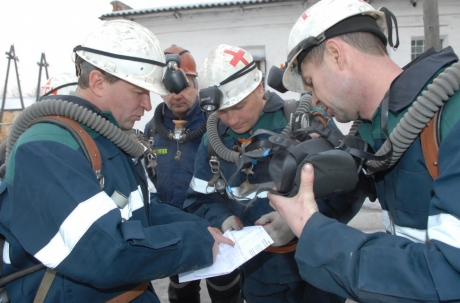 МЧС России: с шахтерами рудника "Мир" налажена связь 