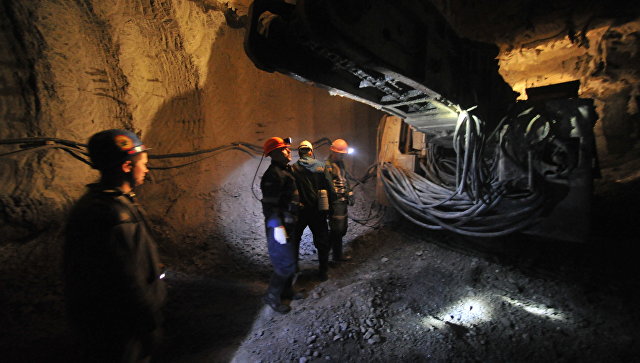 Восемь горноспасателей – водолазов проводят обследование затопленных участков на руднике "Мир"