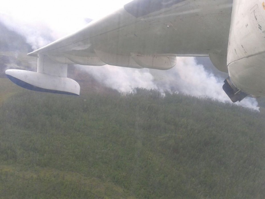 Самолет-амфибия Бе-200 ЧС тушит лесные пожары в Вилюйском районе Якутии