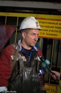 Брат одного из горняков, находящего под землей, провел 2,5 часа в шахте - ВИДЕО 