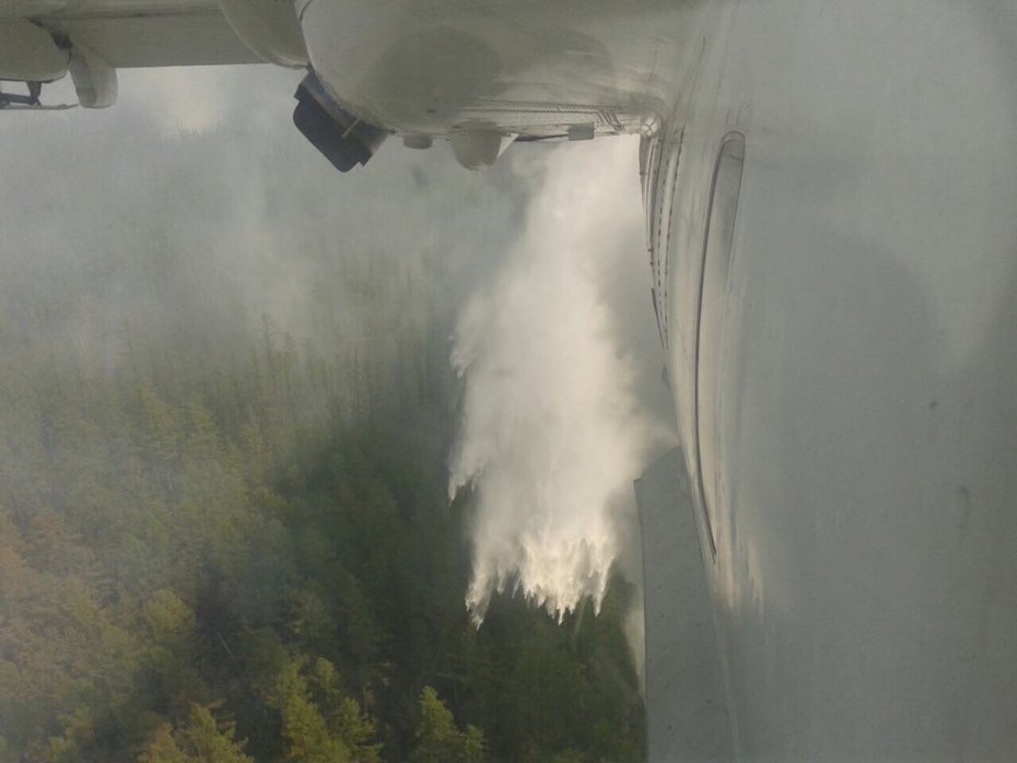 Самолет-амфибия Бе-200 сбросил на очаги пожаров в Якутии 50 тонн воды