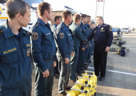 На руднике "Мир" на поверхность спасатели подняли 142 шахтера - МЧС России 