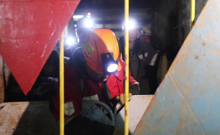 Горноспасатели, задействованные в поисково-спасательной операции на руднике «Мир», работают в сложных и опасных условиях