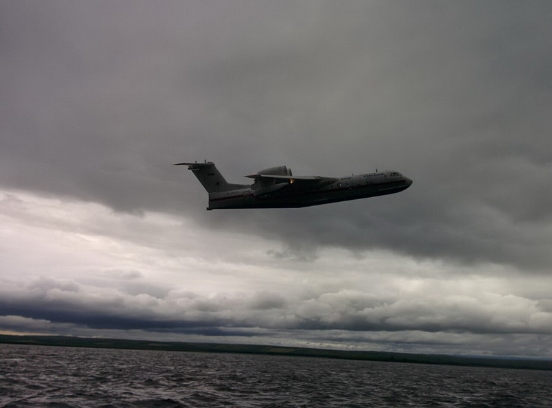Самолет Бе-200 сбросил на лесные пожары в Якутии 144 тонны воды