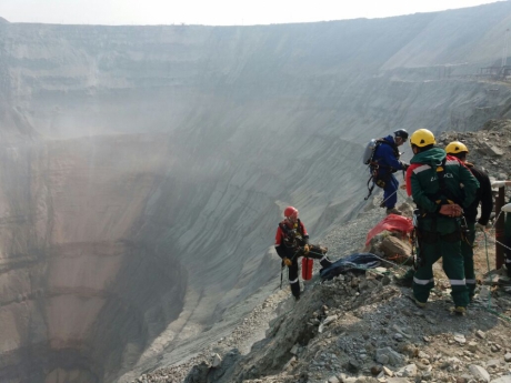 На руднике "Мир" альпинисты попытаются подать сигнал в места предполагаемого нахождения заблокированных людей