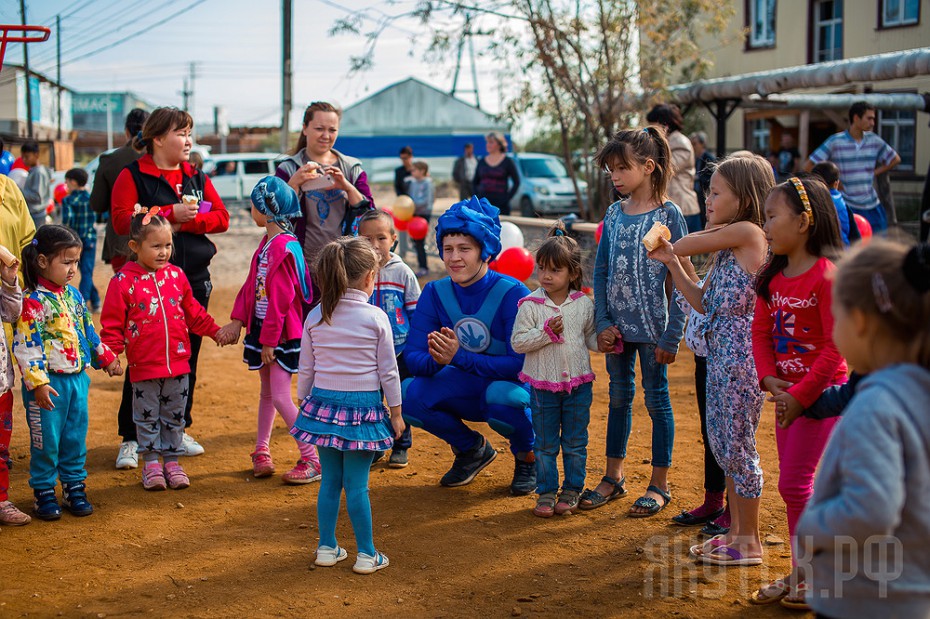 В Якутске на улице Рихарда Зорге открылась новая игровая детская площадка