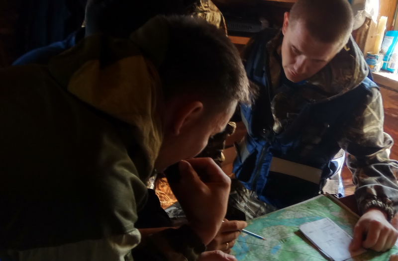 В Намском районе Якутии двух пассажиров перевернувшейся лодки ищут гидролокатором и беспилотником