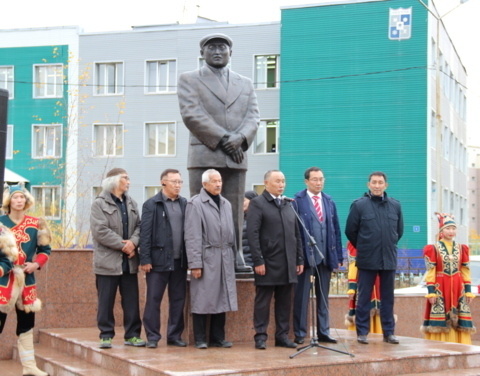 В Якутске открыли сквер с памятником Илье Винокурову 