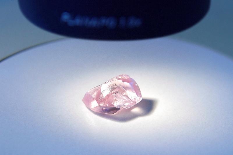 Компания "Алмазы Анабара" добыла уникальный розовый алмаз массой 27,85 карата 