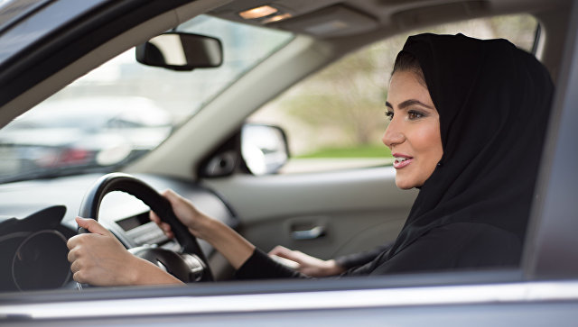 Король Саудовской Аравии разрешил женщинам водить автомобиль 