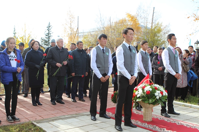 Первокурсники вузов Якутии приняли участие в торжественных мероприятиях, посвященных Дню государственности  
