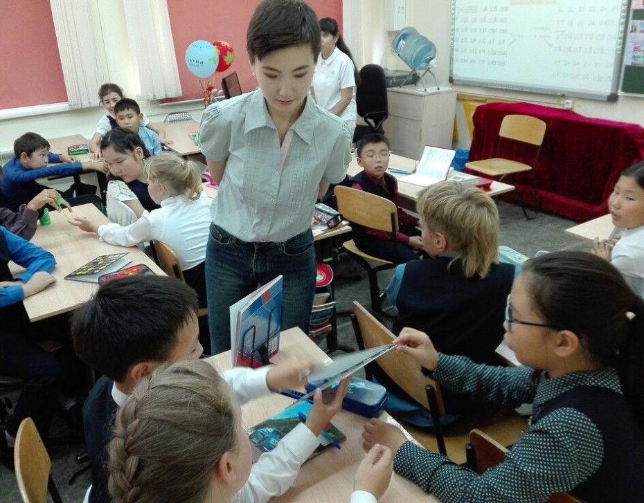 В Якутске волонтерам вручены специальные объёмные книги для незрячих и слабовидящих детей