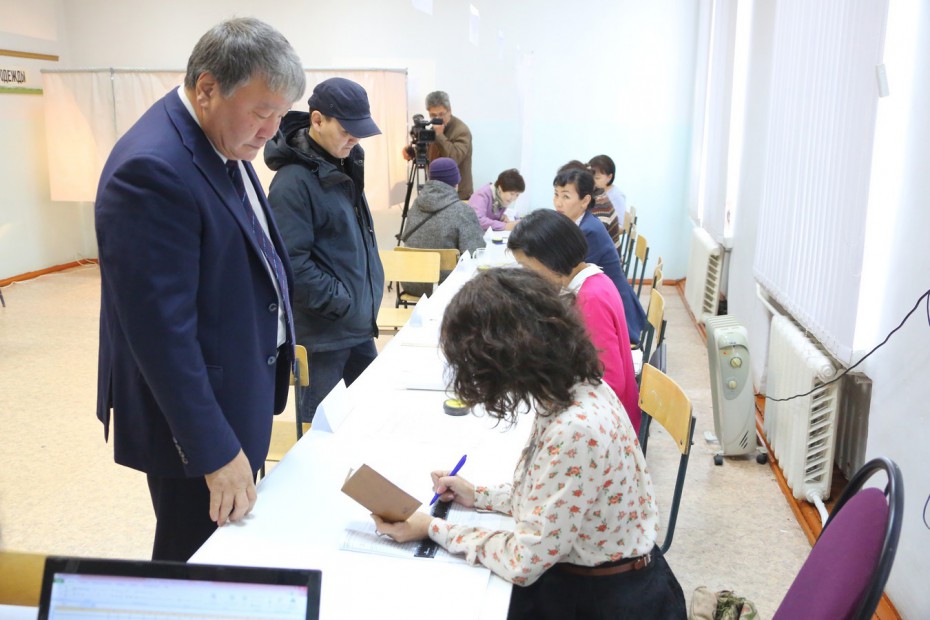 Депутаты Якутии проголосовали на своих участках