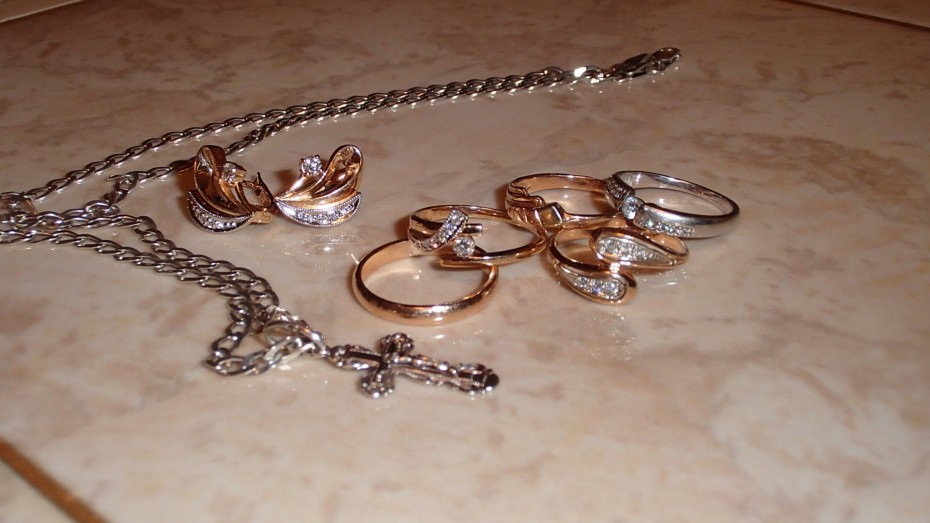 В Якутске мужчина продал серебряные ювелирные изделия под видом золотых