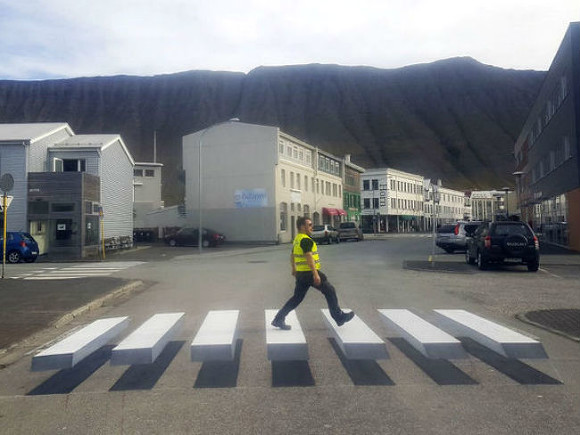 В Исландии появился "парящий" пешеходный переход ВИДЕО
