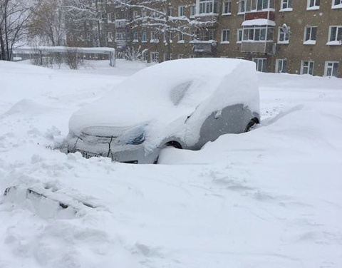 В Алданском районе Якутии устраняют последствия снегопада