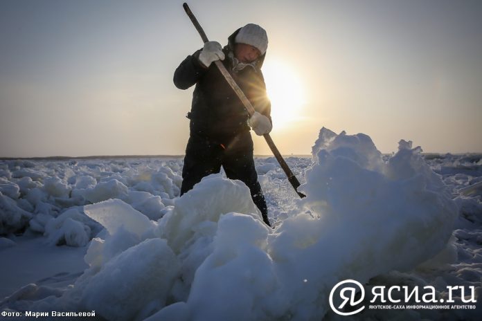 На ледовой переправе Хатассы — Павловск приступили к обустройству пути по протокам Лены