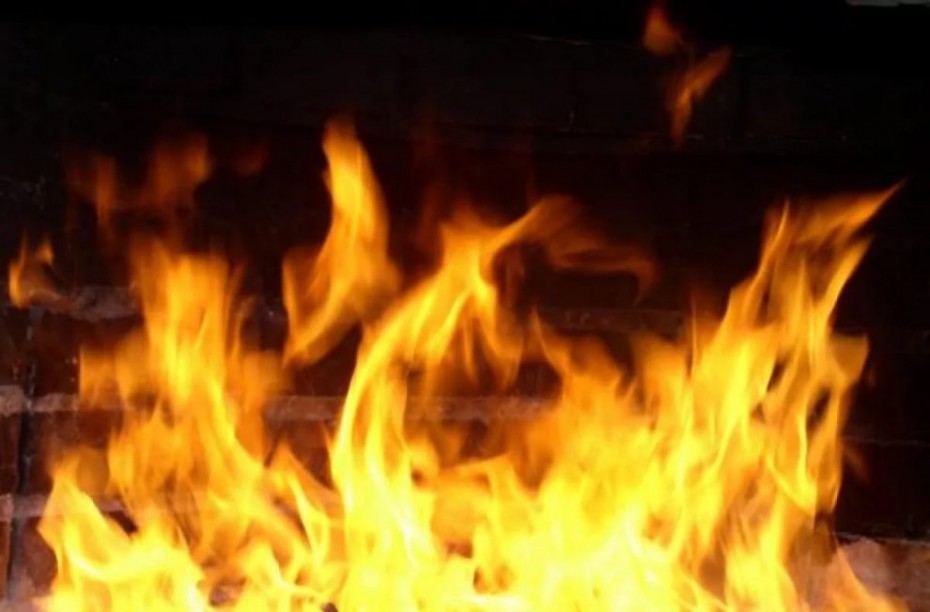 В Ленске сгорела частная баня, в Мирном гараж с автомобилем