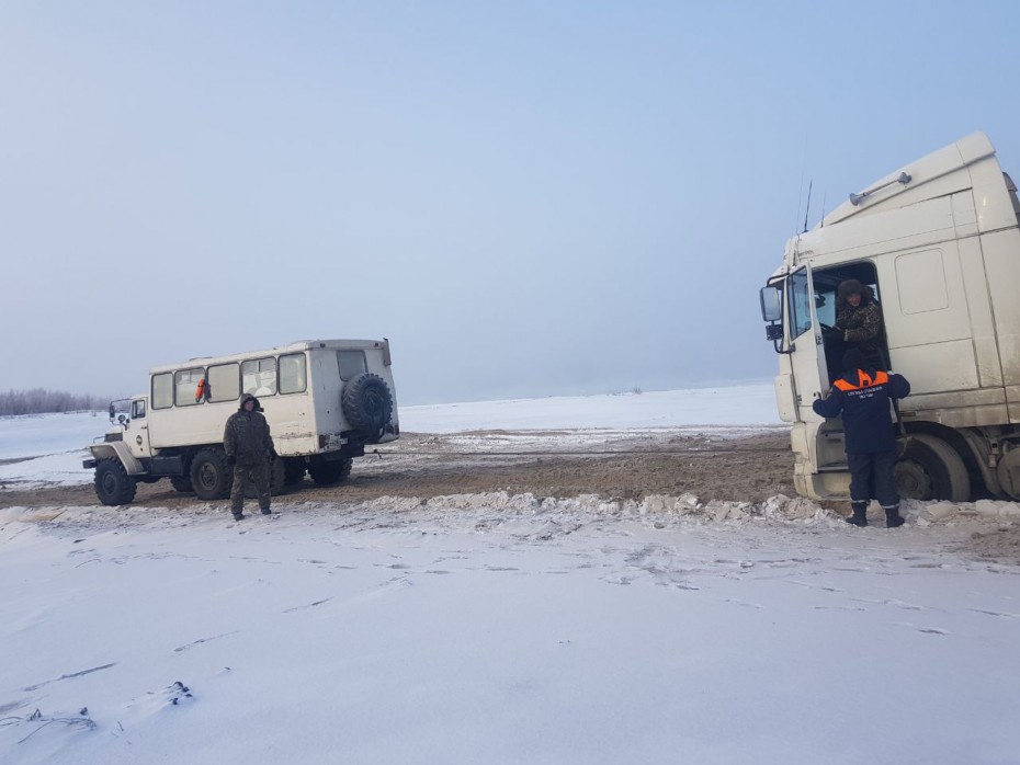 В Якутии на правом берегу переправы через Лену застрял буксир с баржей ВИДЕО