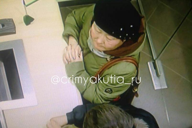 В Якутске женщина и мужчина забрали чужие деньги в Сбербанке 