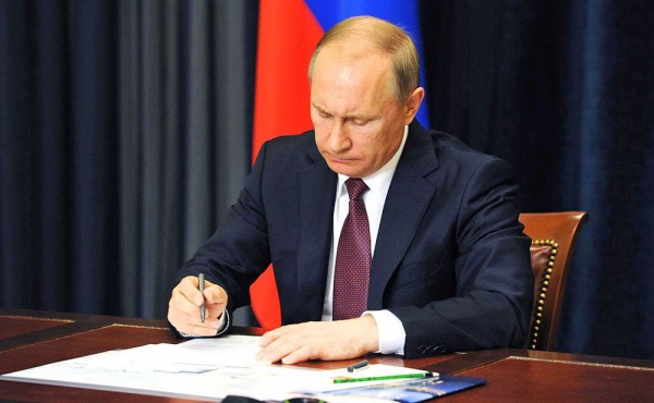 Путин подписал указ о проведении Года добровольца в 2018 году