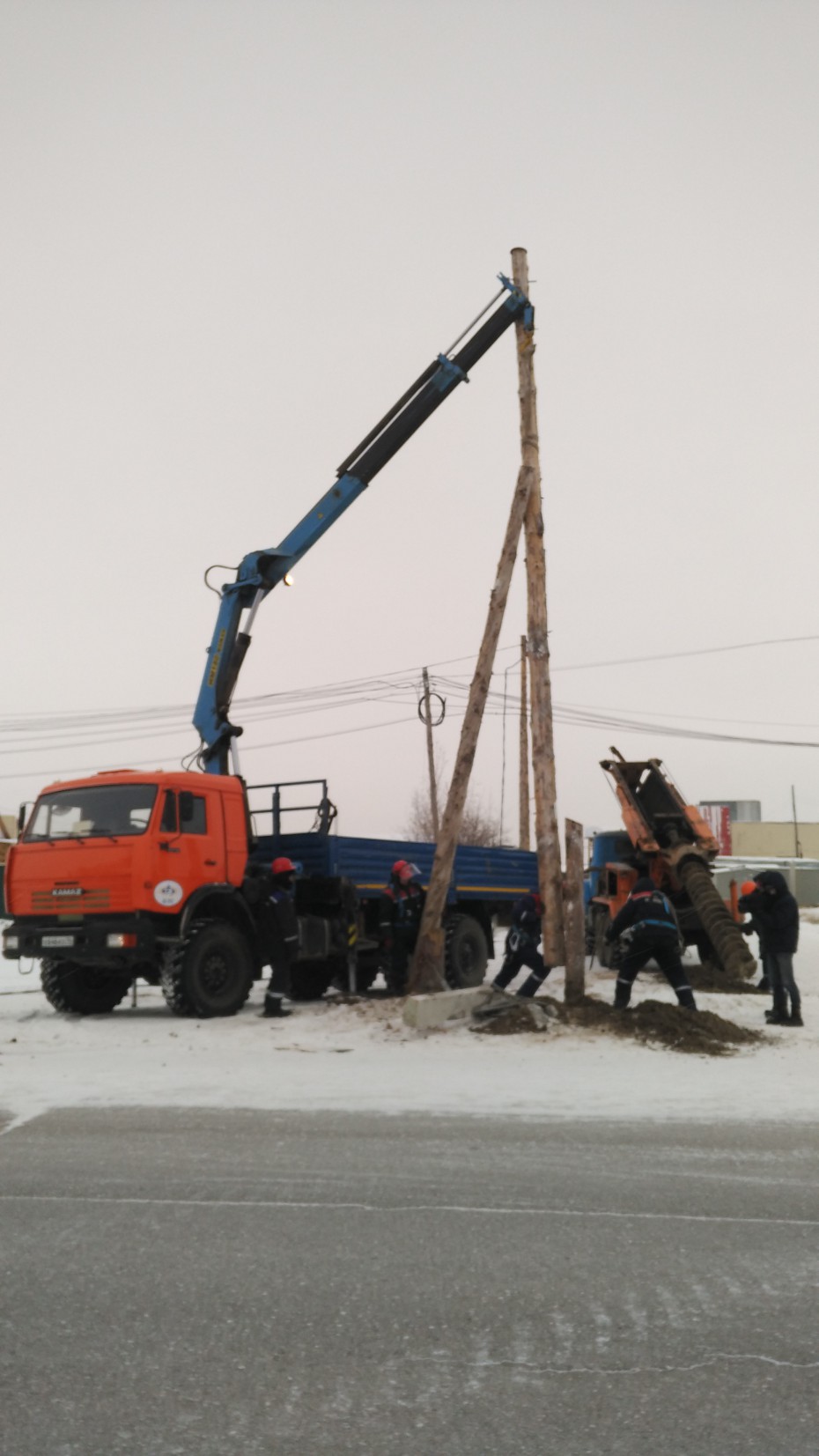 В Мегино-Кангаласском районе Якутии водитель сбил электроопору 