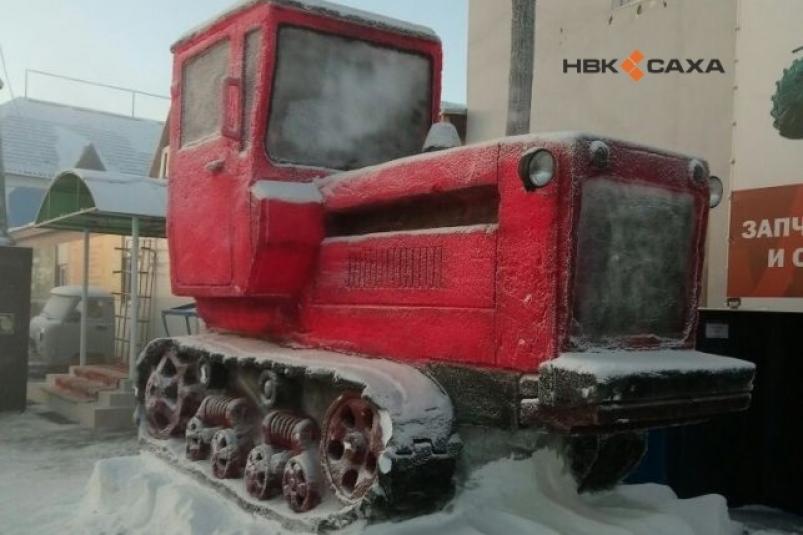 В Якутии из снега слепили трактор и внедорожник