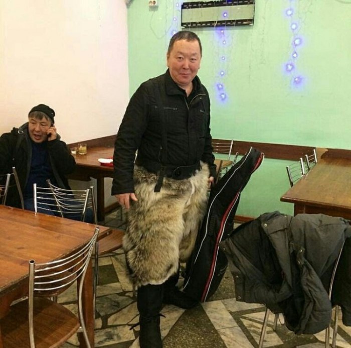 Житель Якутии сшил себе волчьи "бриджи"