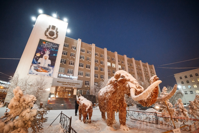 Администрация Якутска призывает горожан и гостей столицы бережно относиться к арт-объектам новогоднего города