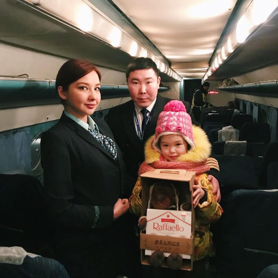 Авиакомпания "Якутия" поздравила Карину Чикитову на борту самолета