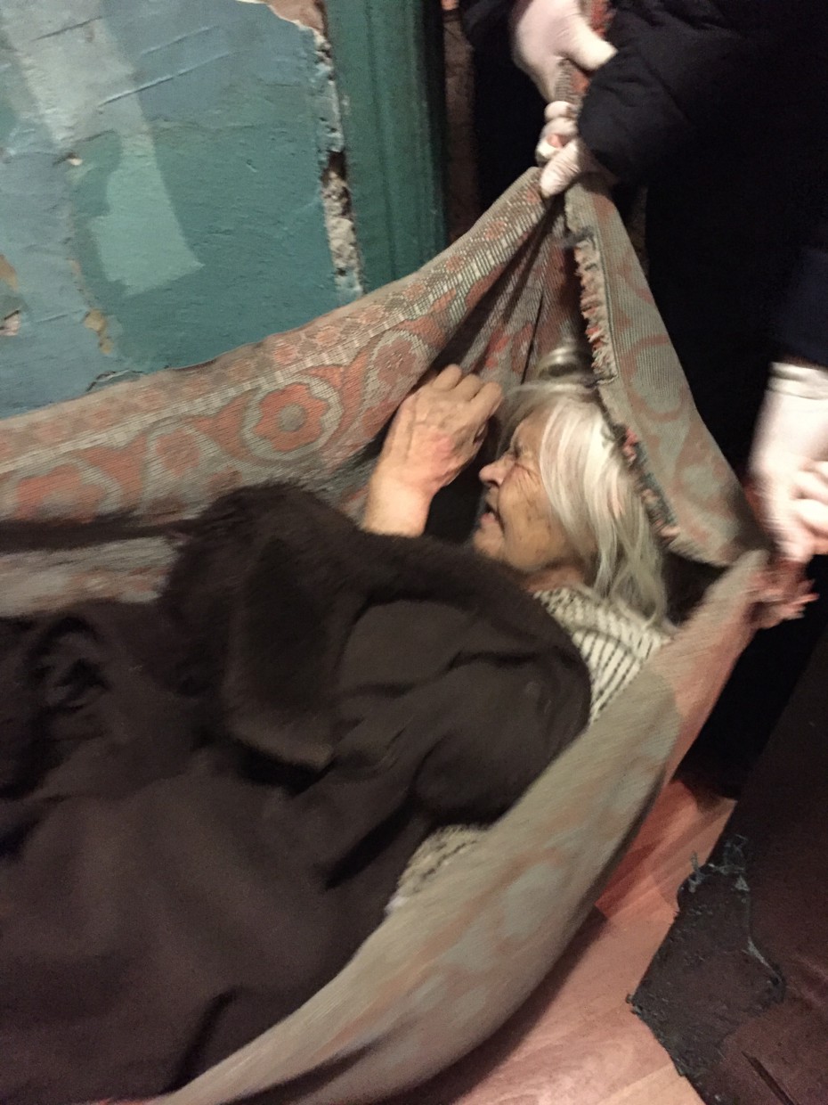 Умирающая в одиночестве баба Надя в Якутске госпитализирована в больницу с пневмонией