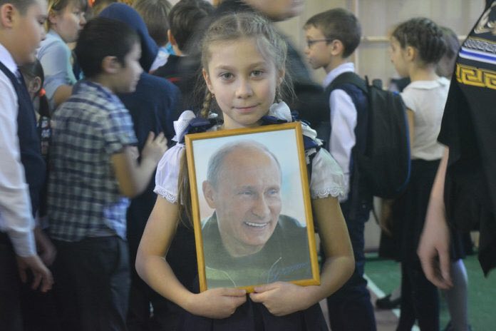 Путин подарил школьнице из Якутии свой портрет с автографом  