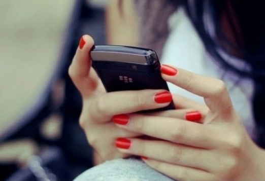 71% россиян считают, что проверять телефон любимого человека неэтично